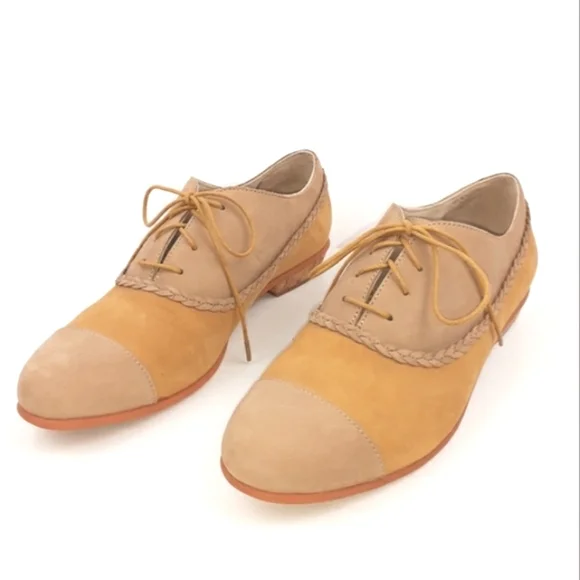 Wolverine Tan and Cream Flats - Picture 2 of 14